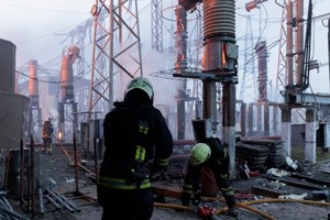 图为 2024年3月22日，乌克兰哈尔科夫地区的消防人员在给一个受攻击的供电设施灭火。（图：AP）