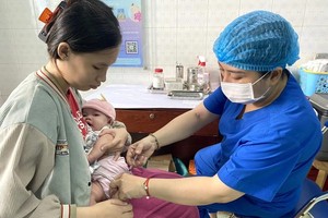 医护人员在给一名婴孩施打疫苗。（图：草芳）