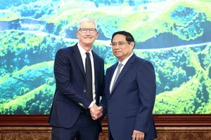 4月16日，美国苹果集团首席执行官蒂姆‧库克（左）会见政府总理范明政。（图：越通社）