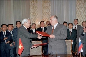 越南政府总理武文杰与俄罗斯总理维克托·切尔诺梅尔金于1994年6月16日在俄罗斯签署《越南和俄罗斯友好关系基本原则条约》。（图：越通社）