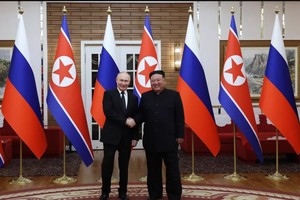 在平壤，金正恩和普京会晤。（图：AFP）