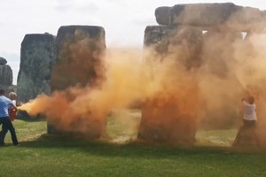 英巨石阵遭环保抗议者喷漆
