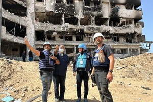 联合国团队评估加沙城希法医院的破坏情况。（图：联合国）