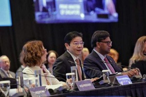 新加坡总理黄循财（前左二）在国际反洗钱金融行动特别工作组（FATF）会议上宣布《国家资产追回策略》。（图：海峡时报）