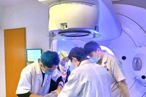 河内国立大学所属自然科学大学核子技术系学生在K医院新潮分院放射物理技术科实习。