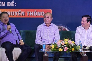 （左起）杭慰瑶先生、高肇力先生与阮玉英先生主持“企业与新闻媒体”座谈。