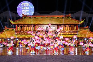 在富国岛“大世界”不夜城演出的“越南精华”。