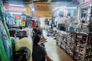 平西街市服装销售区的店铺生意冷淡，顾客寥寥无几。（图：海玉）