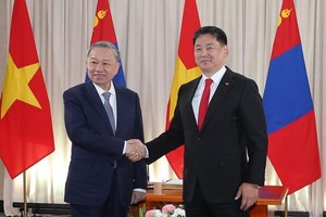 图为2024年9月30日，在蒙古国首都乌兰巴托，党总扬总书记苏林会见蒙古国总统乌赫那‧呼日勒苏赫。（图：互联网）