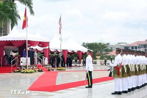 马来西亚总理为越南共产党中央总书记苏林及夫人举行欢迎仪式。（图：越通社）