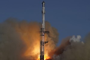 当地时间11月19日，美国太空探索技术公司（SpaceX）进行了「星舰」重型运载火箭的第六次试飞发射。（图：AP） 