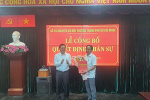 Giám đốc Sở TN-MT TPHCM Nguyễn Toàn Thắng trao quyết định cho ông Nguyễn Thái Hùng