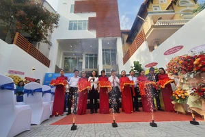 Phó Chủ tịch HĐND TPHCM Nguyễn Văn Dũng cùng các đại biểu cắt băng khánh thành