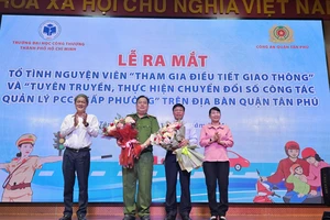 Bí thư Quận ủy Quận Tân Phú Lê Thị Kim Hồng và Phó Chủ tịch UBND quận Tân Phú Nguyễn Công Chánh tặng hoa chúc mừng cho Đại tá Nghiêm Văn Út, Trưởng Công an quận Tân Phú và NGƯT. PGS.TS Nguyễn Xuân Hoàn, Hiệu trưởng Trường Đại học Công thương TPHCM