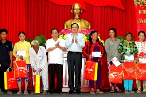 Chủ tịch Ủy ban Trung ương MTTQ Việt Nam trao quà cho hộ nghèo tại TP Cần Thơ