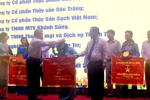Các doanh nghiệp nhận cờ thi đua xuất sắc của UBND tỉnh Sóc Trăng