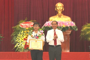 Nguyễn Bá Vinh nhận bằng khen của Chủ tịch UBND TP Cần Thơ