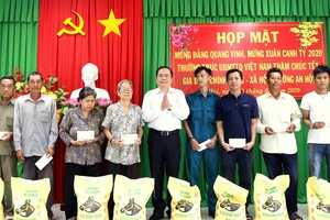 Chủ tịch Ủy ban Trung ương MTTQ Việt Nam Trần Thanh Mẫn trao quà Tết tại Cần Thơ 