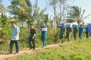 Lực lượng vũ trang tỉnh Sóc Trăng chuyển nước uống miễn phí đến các hộ dân vùng bị ảnh hưởng nghiêm trọng bởi hạn mặn