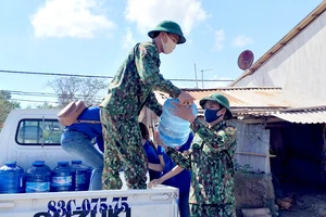 Bộ đội Biên phòng mang nước ngọt tới vùng hạn mặn ven biển