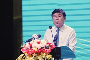 Đồng chí Nguyễn Thành Phong, Chủ tịch UBND TPHCM phát biểu tại Hội nghị 