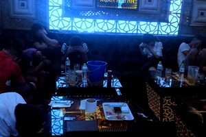 Bắt quả tang 41 nam nữ sử dụng ma túy tại quán karaoke