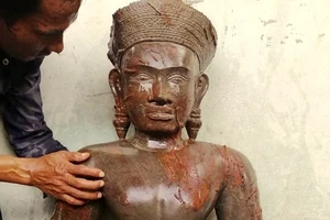 Tuyên truyền người dân không mê tín dị đoan “bức tượng lạ” vừa được phát hiện