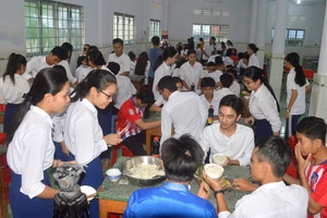 Các thí sinh tại điểm thi Trường THPT Dân tộc nội trú Huỳnh Cương, Sóc Trăng