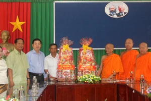 Thăm hỏi, chúc mừng lễ Sene Dolta đồng bào Khmer tại Sóc Trăng