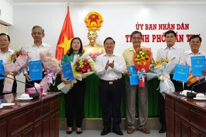 Ông Trần Việt Trường, Chủ tịch UBND TP Cần Thơ (giữa) trao quyết định điều động, bổ nhiệm cho các cán bộ