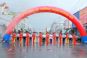 Nghi thức thông xe đường Trần Hoàng Na. Ảnh: TUẤN QUANG