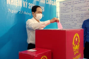 Phó Chủ tịch Thường trực Quốc hội Trần Thanh Mẫn bỏ phiếu bầu cử tại TP Cần Thơ