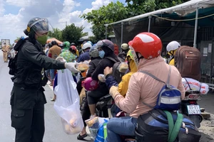 Sóc Trăng tiếp nhận gần 1.000 người dân đi xe máy về quê