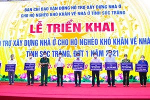 Ông Lâm Văn Mẫn, Bí thư Tỉnh ủy Sóc Trăng (thứ 5 từ trái sang) trao bảng tượng trưng phân bổ 849 căn nhà cho các đơn vị. Ảnh: TUẤN QUANG