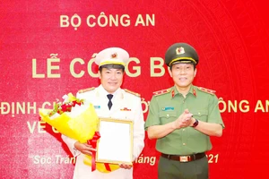 Đại tá Lâm Thành Sol (trái) giữ chức Giám đốc Công an tỉnh Sóc Trăng