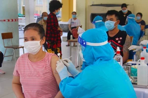 TP Cần Thơ đang khẩn trương tiêm vaccine cho người dân. Ảnh: TUẤN QUANG