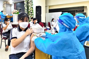 Học sinh tại trường THPT TP Sóc Trăng được tiêm vaccine mũi 2. Ảnh: TUẤN QUANG