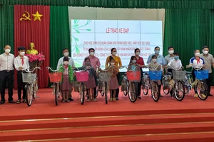 Buổi lễ trao xe đạp cho các em học sinh nghèo vượt khó học tập của tỉnh Sóc Trăng
