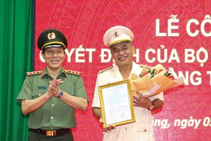 Đại tá Bùi Quốc Khánh (phải) nhận quyết định điều động, bổ nhiệm