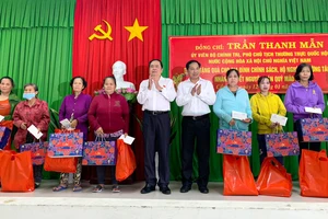 Đồng chí Trần Thanh Mẫn thăm, tặng quà tết người dân TP Cần Thơ