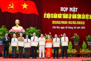 Thành ủy Cần Thơ trao Huy hiệu Đảng cho 268 đảng viên