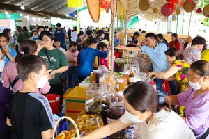 Bất chấp nắng nóng, hàng ngàn người chen chân tại Lễ hội Bánh dân gian Nam bộ