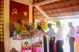 Dâng hương tưởng nhớ Bác Hồ tại Đền thờ Bác Hồ ở Cù Lao Dung 
