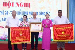 Hội khuyến học tỉnh Sóc Trăng đón nhận Huân chương Lao động hạng Nhì