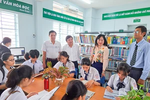 Chương trình “Thắp sáng niềm tin – Vượt khó đến trường”: Tặng học bổng, bàn giao thư viện cho Trường THPT Đoàn Văn Tố (Sóc Trăng) 