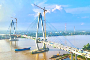 Khoảnh khắc cầu Mỹ Thuận 2 nối liền đôi bờ sông Tiền
