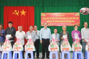 Lãnh đạo TPHCM thăm, tặng quà tết tại tỉnh Vĩnh Long