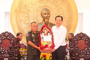 Đoàn công tác Bộ Quốc phòng Campuchia chúc Tết tỉnh Sóc Trăng