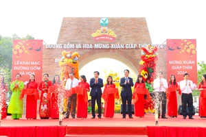 Xác lập kỷ lục đường gốm đỏ và hoa dài nhất Việt Nam