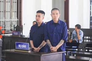 Chém người đi nhầm phòng hát karaoke, 2 thanh niên lãnh án 23 năm tù